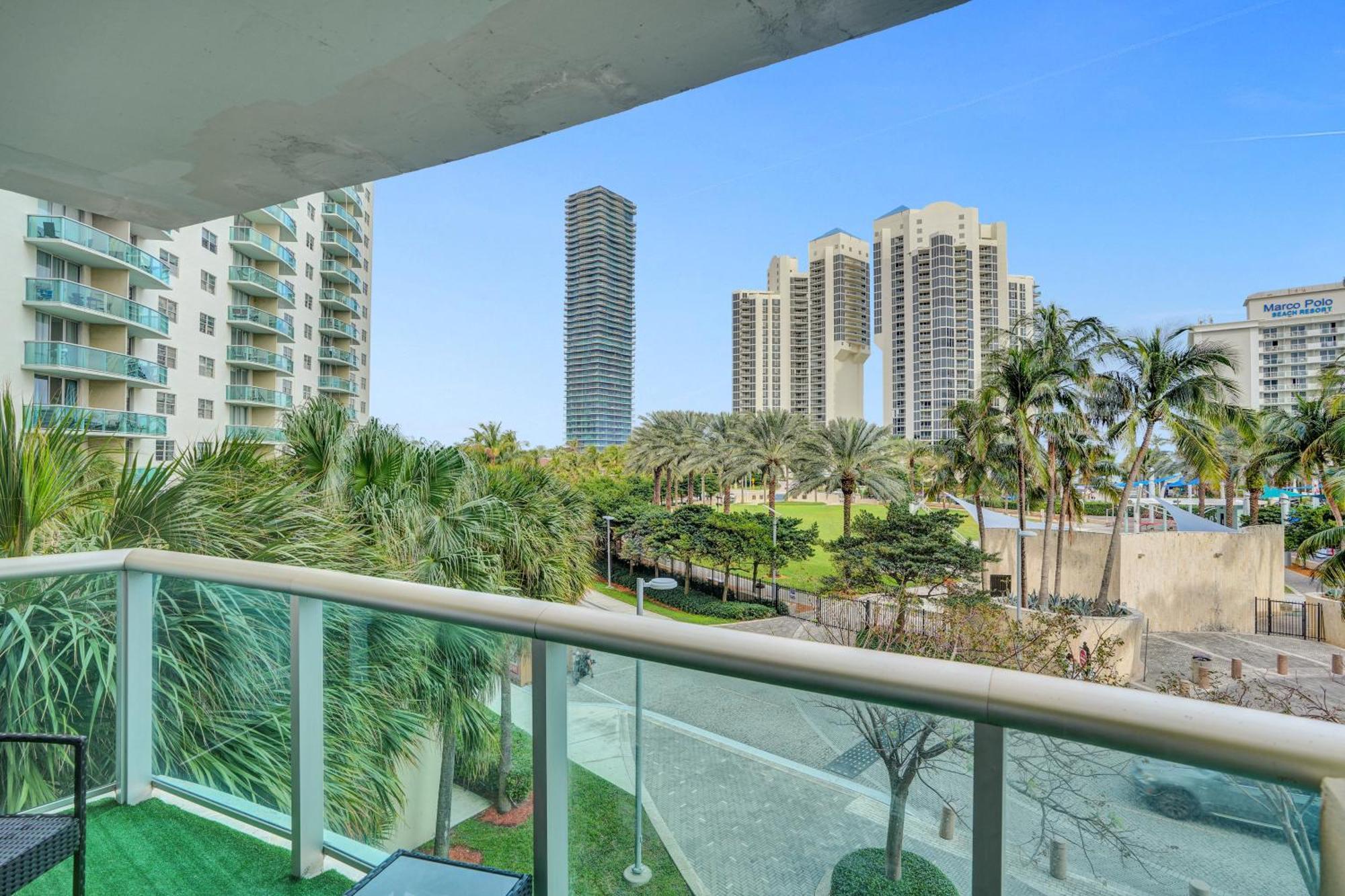 Ocean Reserve Luxury Across From Sunny Isles *