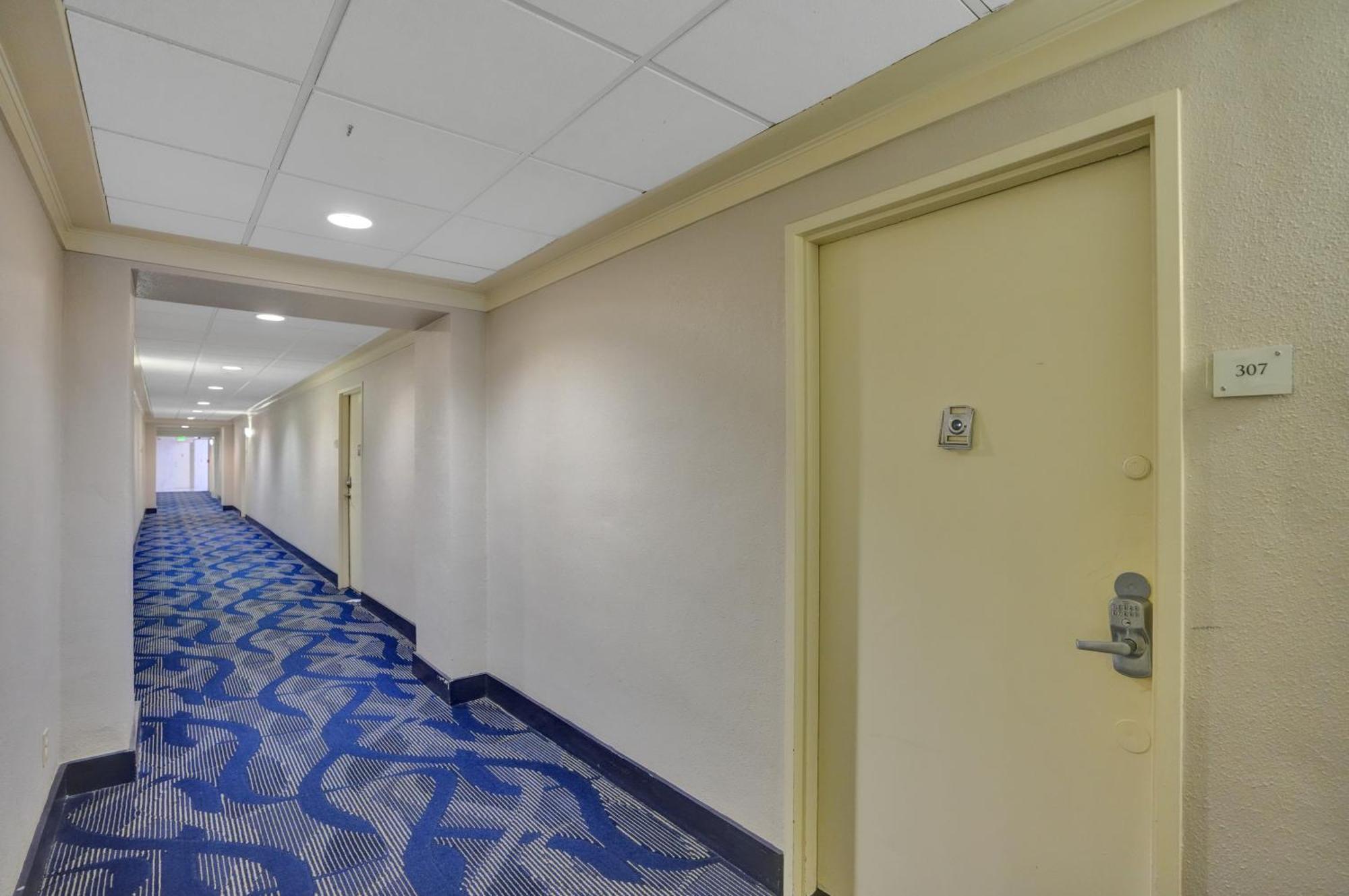 Ocean Reserve Luxury Across From Sunny Isles