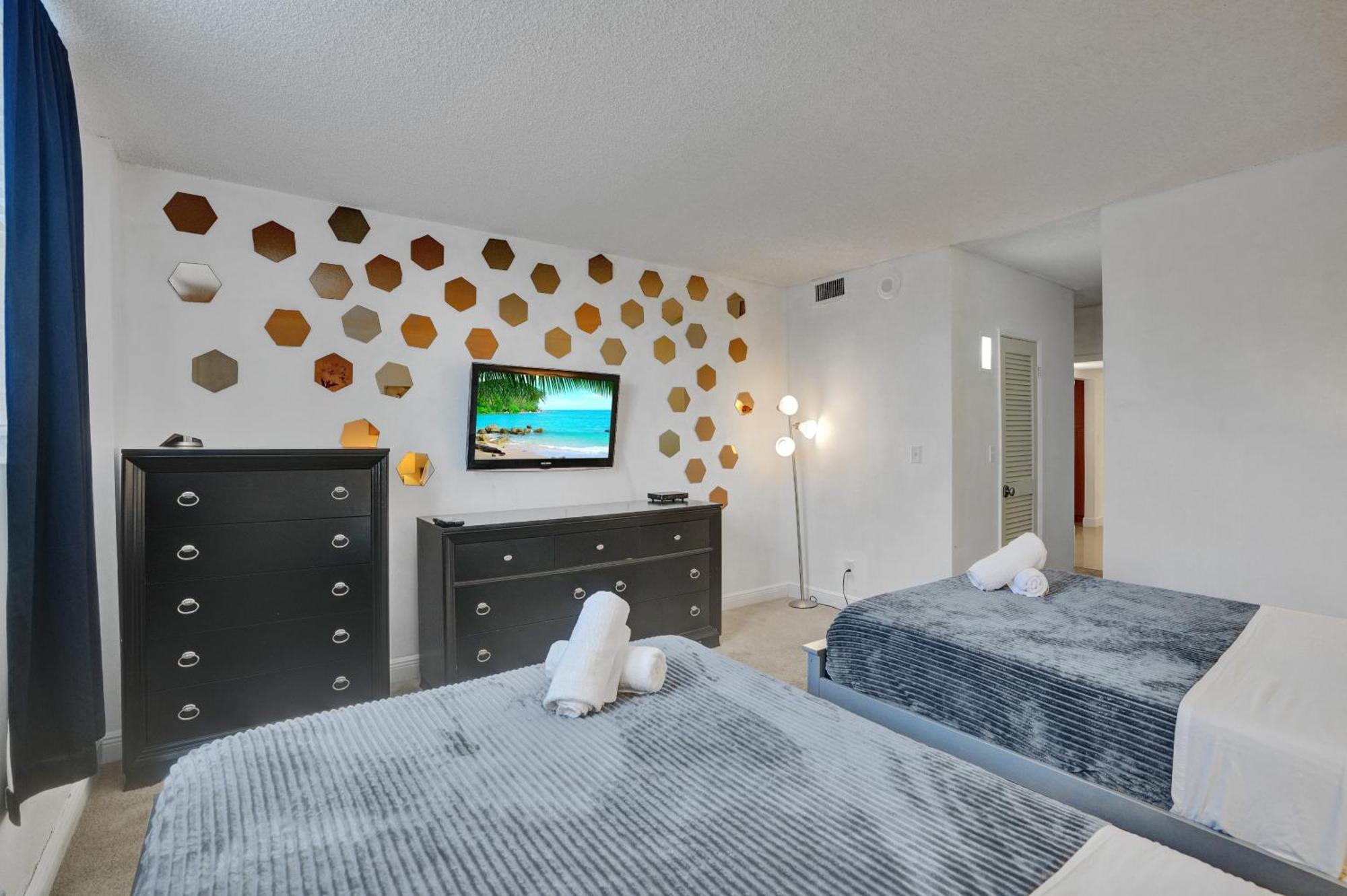 Ocean Reserve Luxury Across From Sunny Isles * Miami Beach