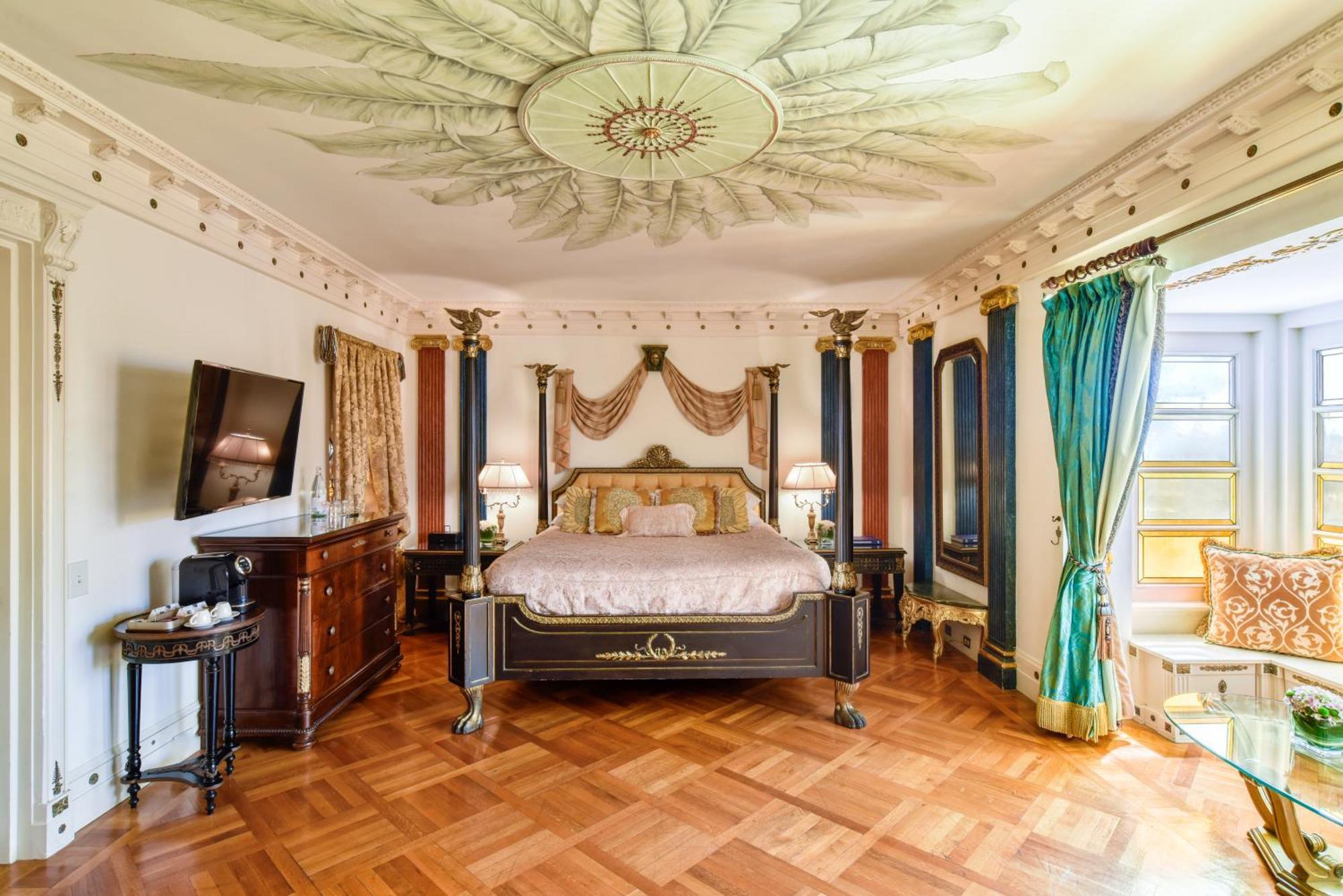 The Casa Casuarina 4*