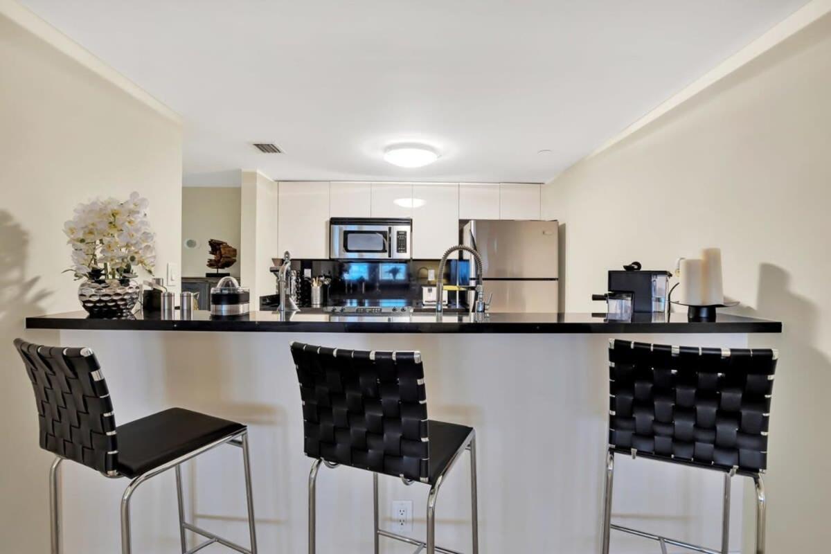 New Amazing Large 3br Direct Oceanfront Penthouse On Ocean Drive!! Apartment