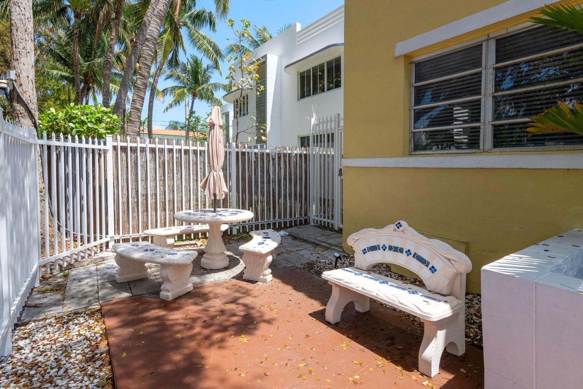 Sunnys Days 5th St Miami Beach