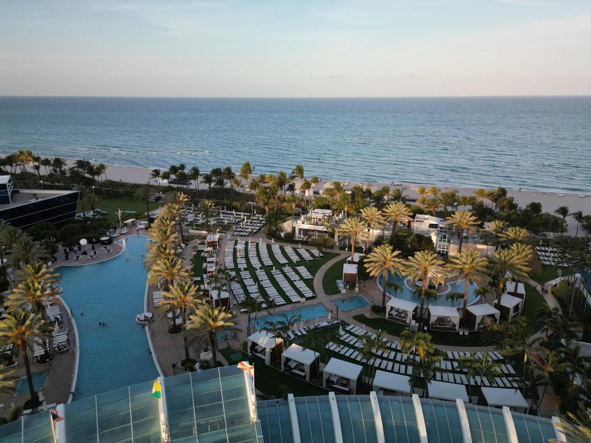 Fontainebleau Balcony W Pool & Ocean View *