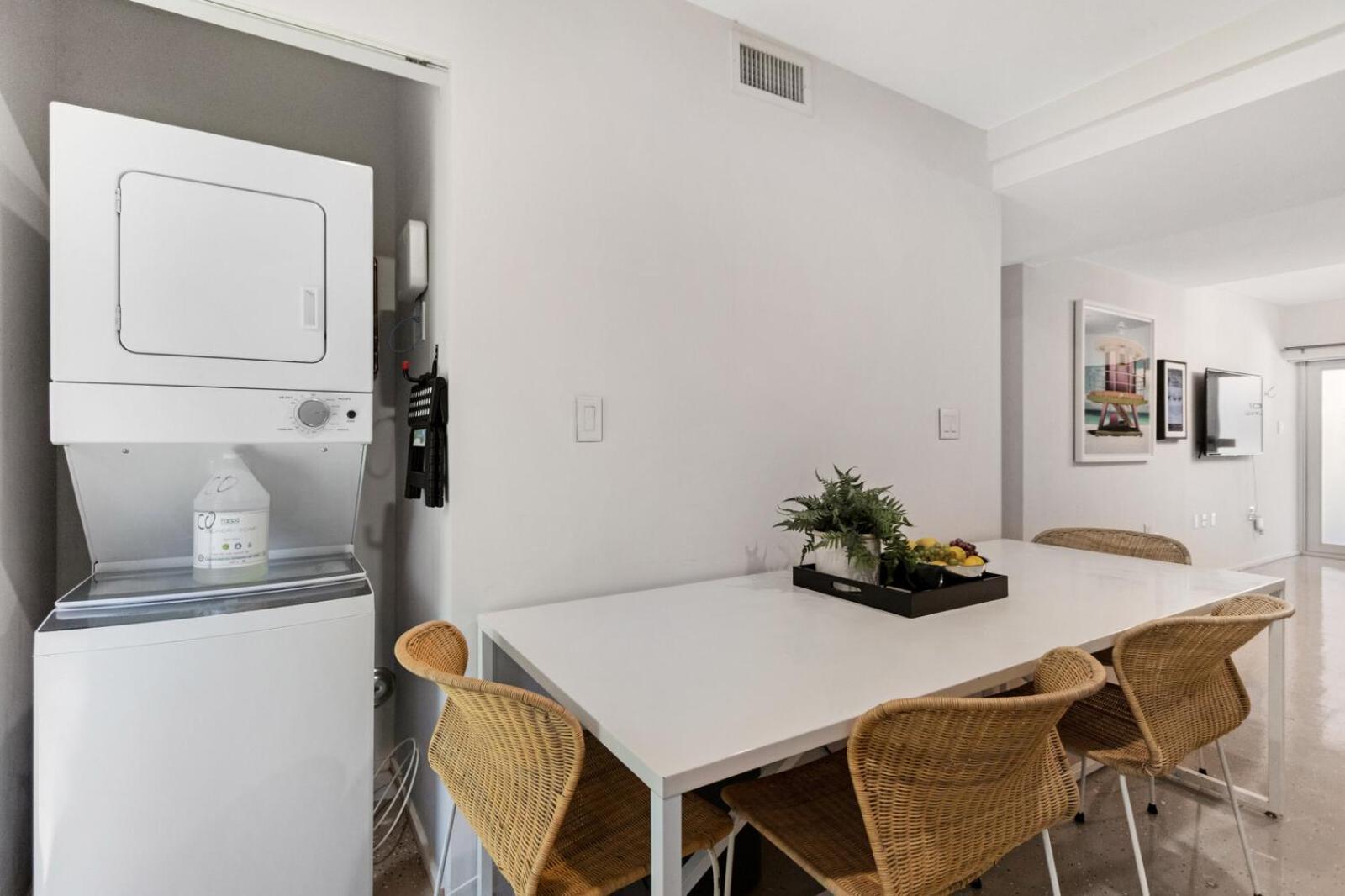 Roami At 250 Collins Apartment