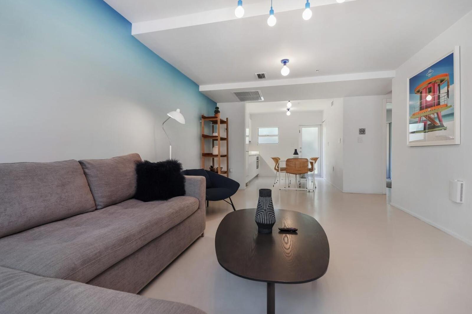 Roami At 250 Collins Apartment