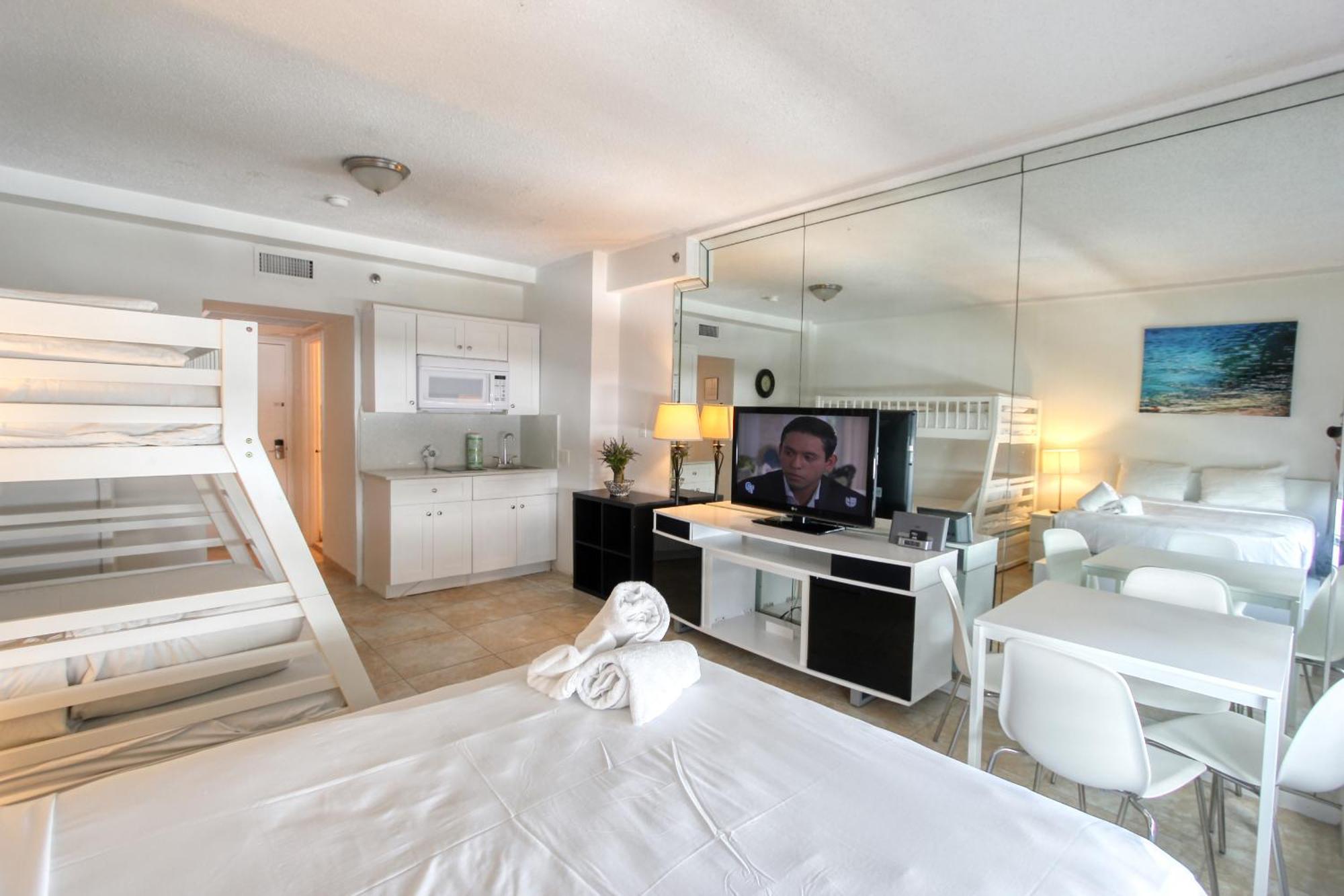 Deluxe And At The Casablanca * Miami Beach