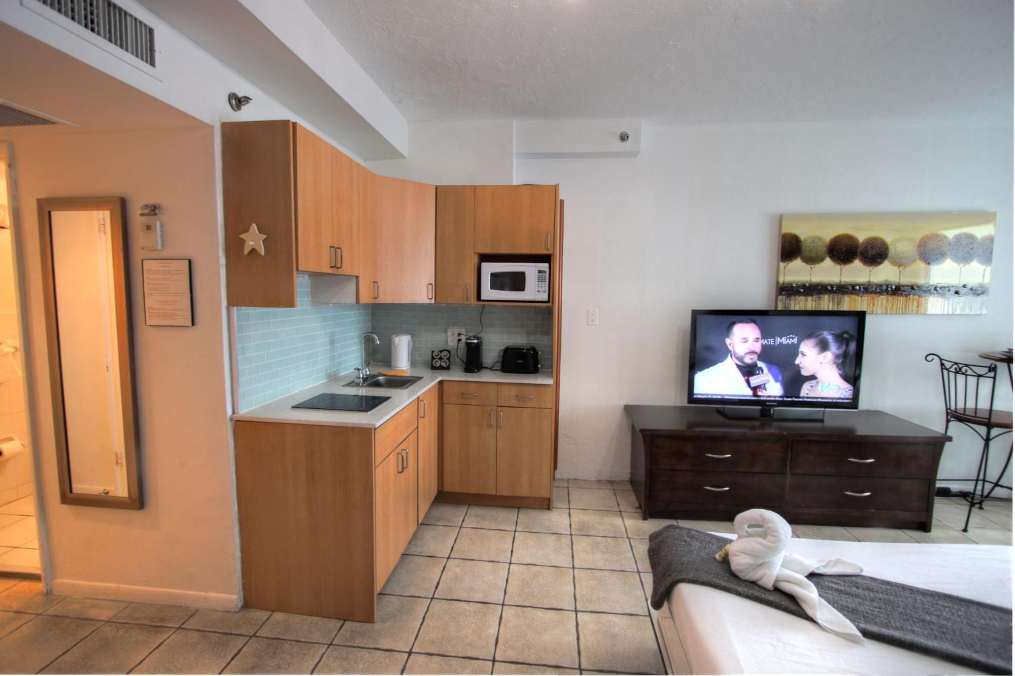 Deluxe And At The Casablanca * Miami Beach
