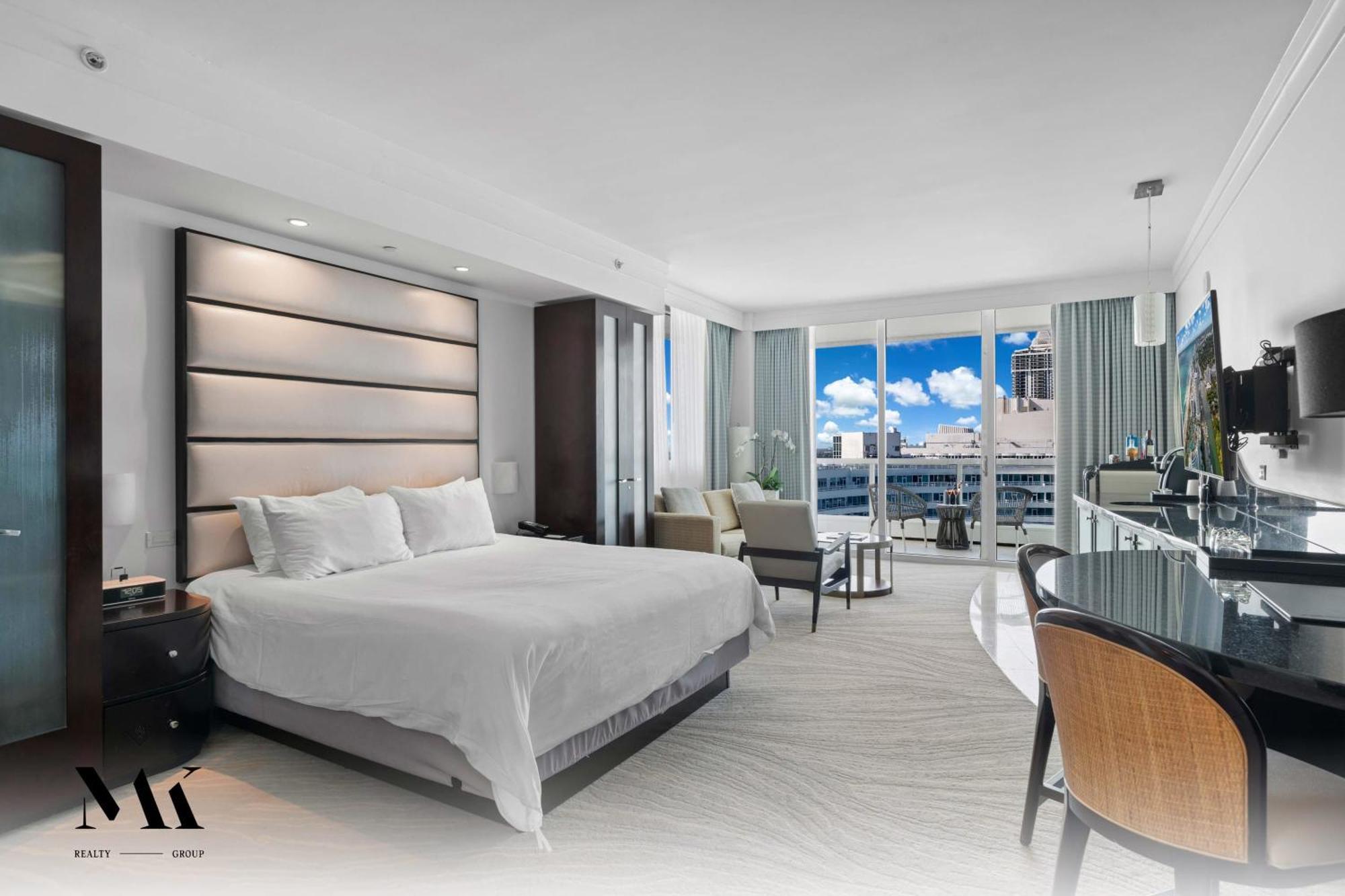 Fontainebleau Balcony W Pool & Ocean View Holiday home *
