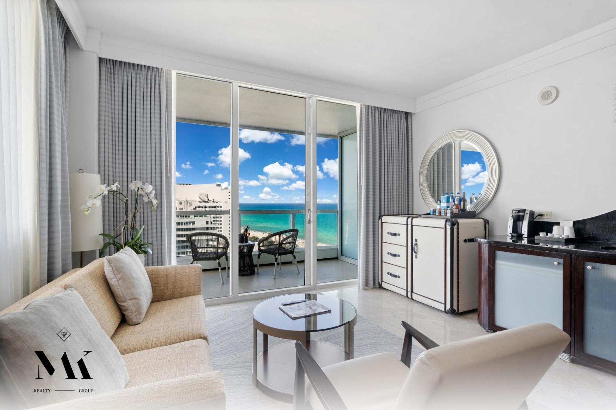 Fontainebleau Balcony W Pool & Ocean View Holiday home Miami Beach