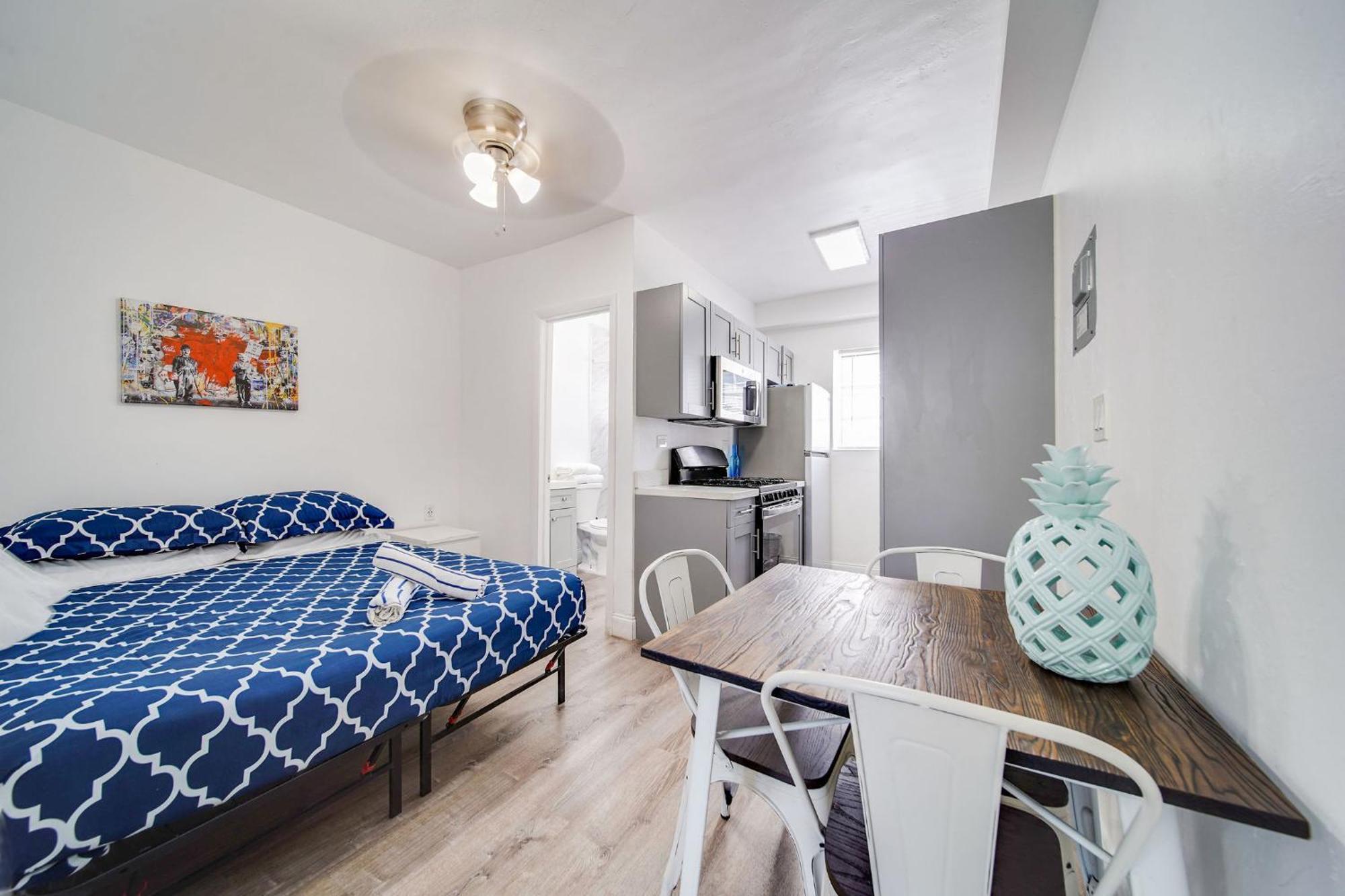 Deco Ocean Dr Deal, W/2 Queen Beds, South Apartment *