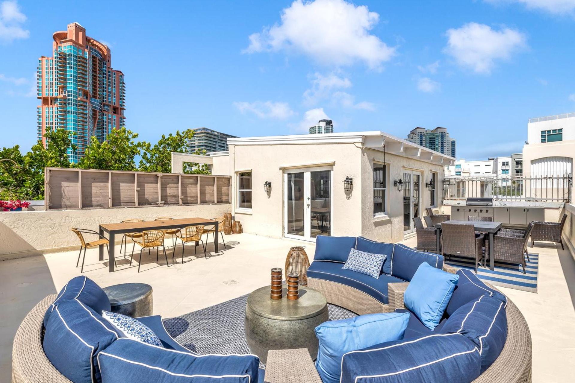 Gorgeous Coastal Ph With Large Private Terrace Apartment