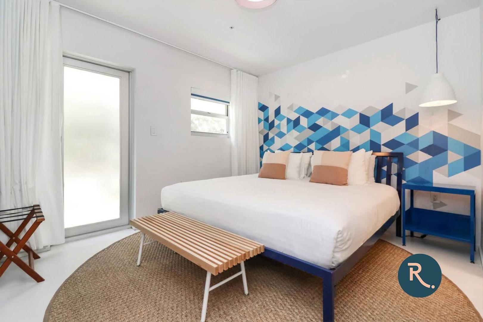 Apartment Roami At 250 Collins