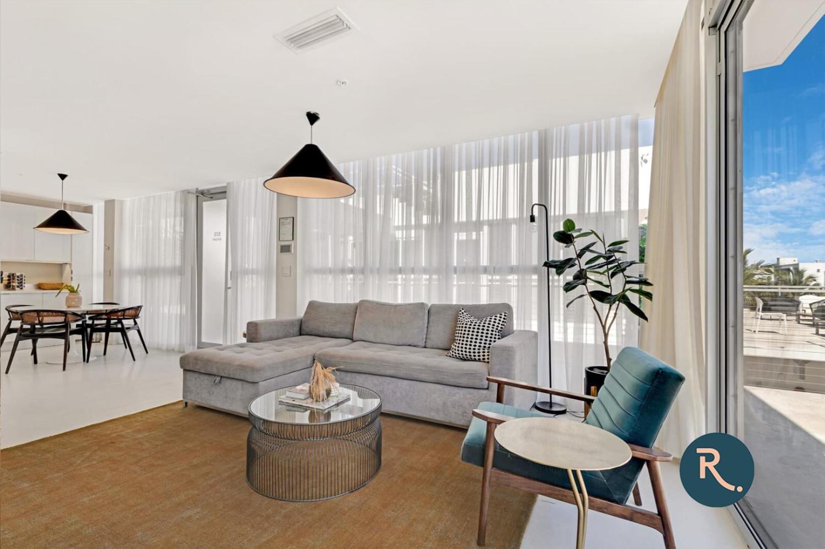 Apartment Roami At 250 Collins