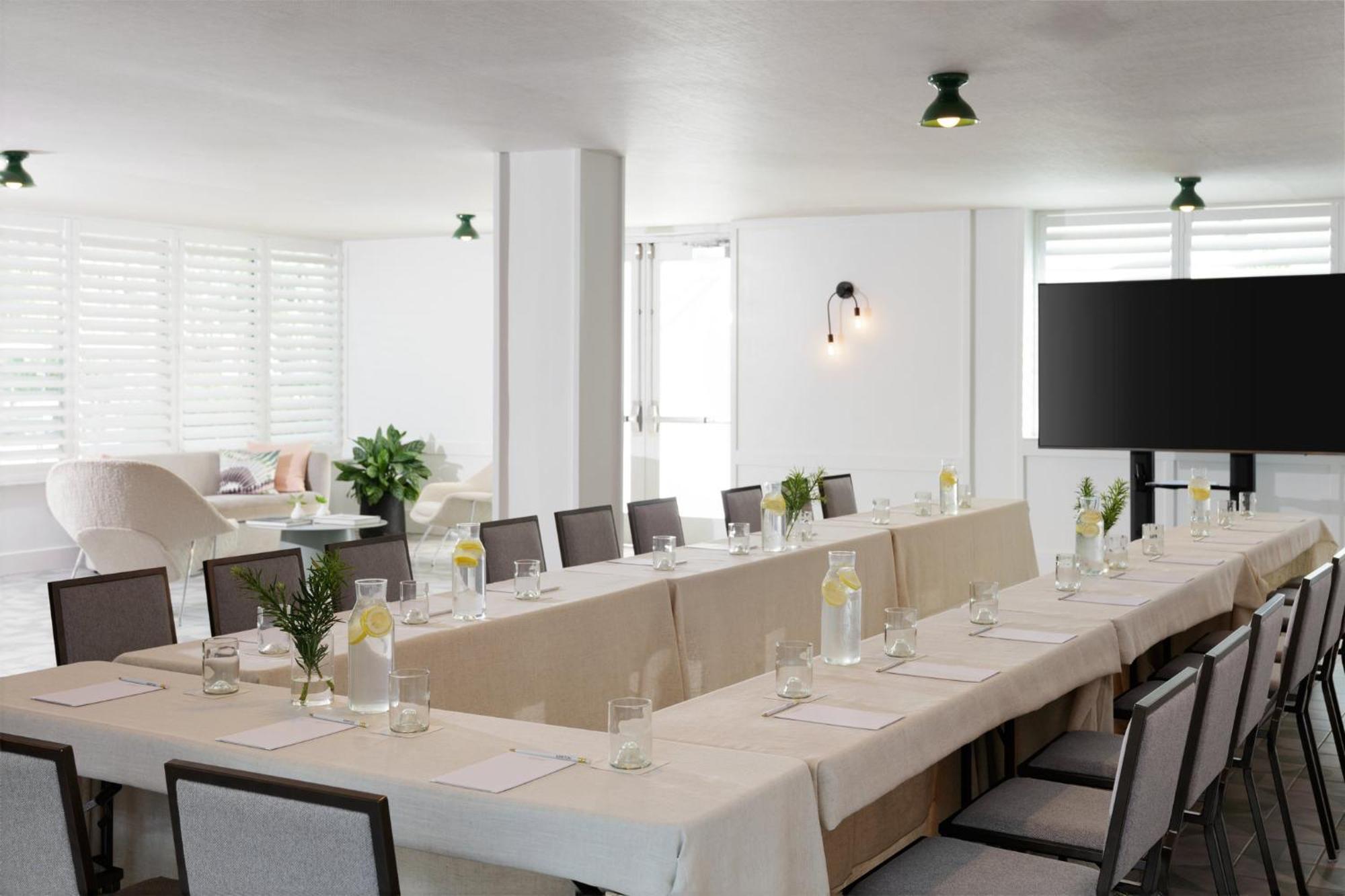 Kimpton Surfcomber By Ihg