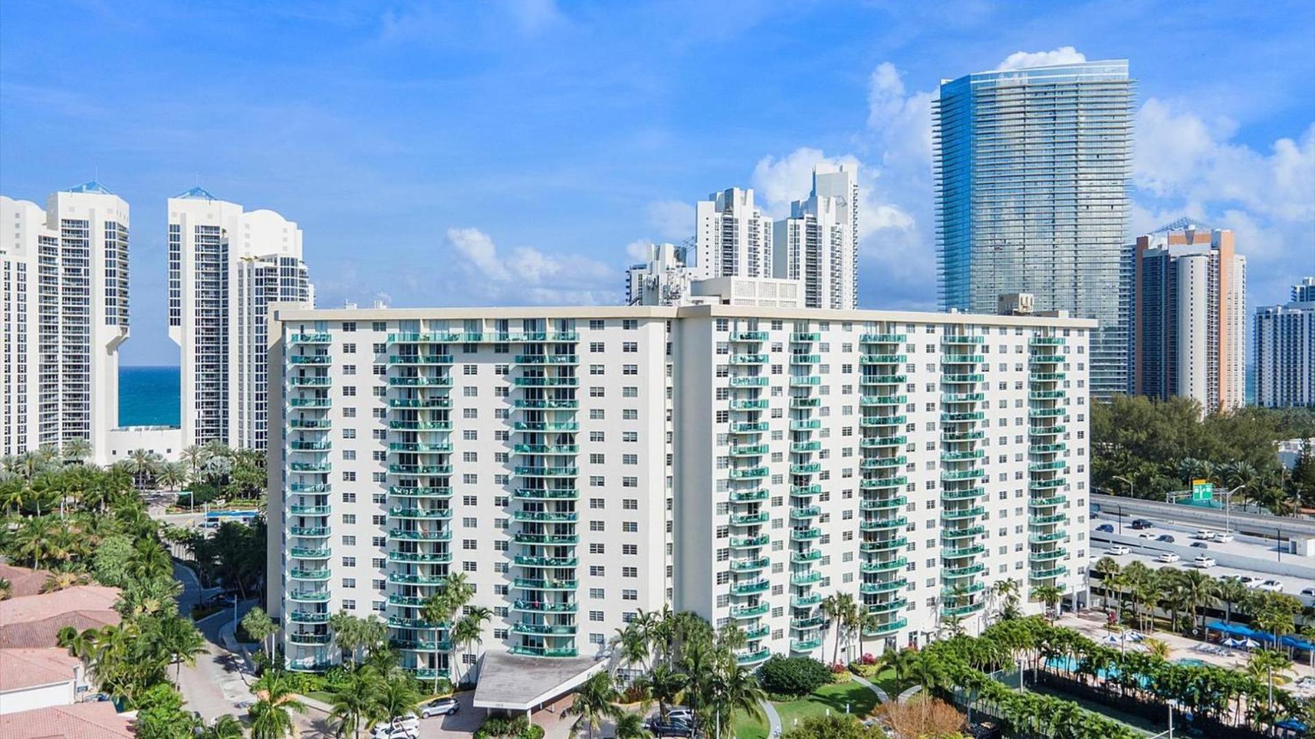 Ocean Reserve Luxury Across From Sunny Isles