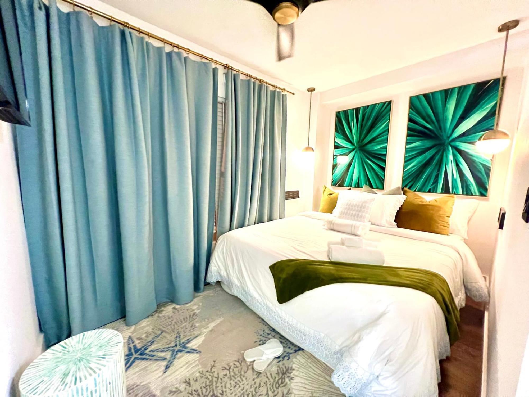 Slice Of Paradise Steps To The Beach- California King Bedroom And Sofa Bed