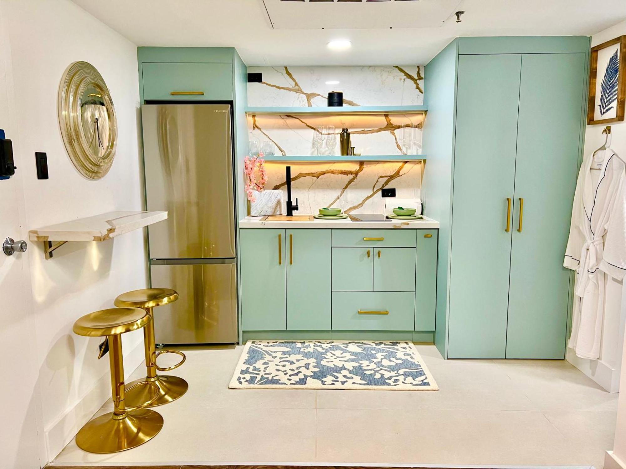 Aparthotel Slice Of Paradise Steps To The Beach- California King Bedroom And Sofa Bed *