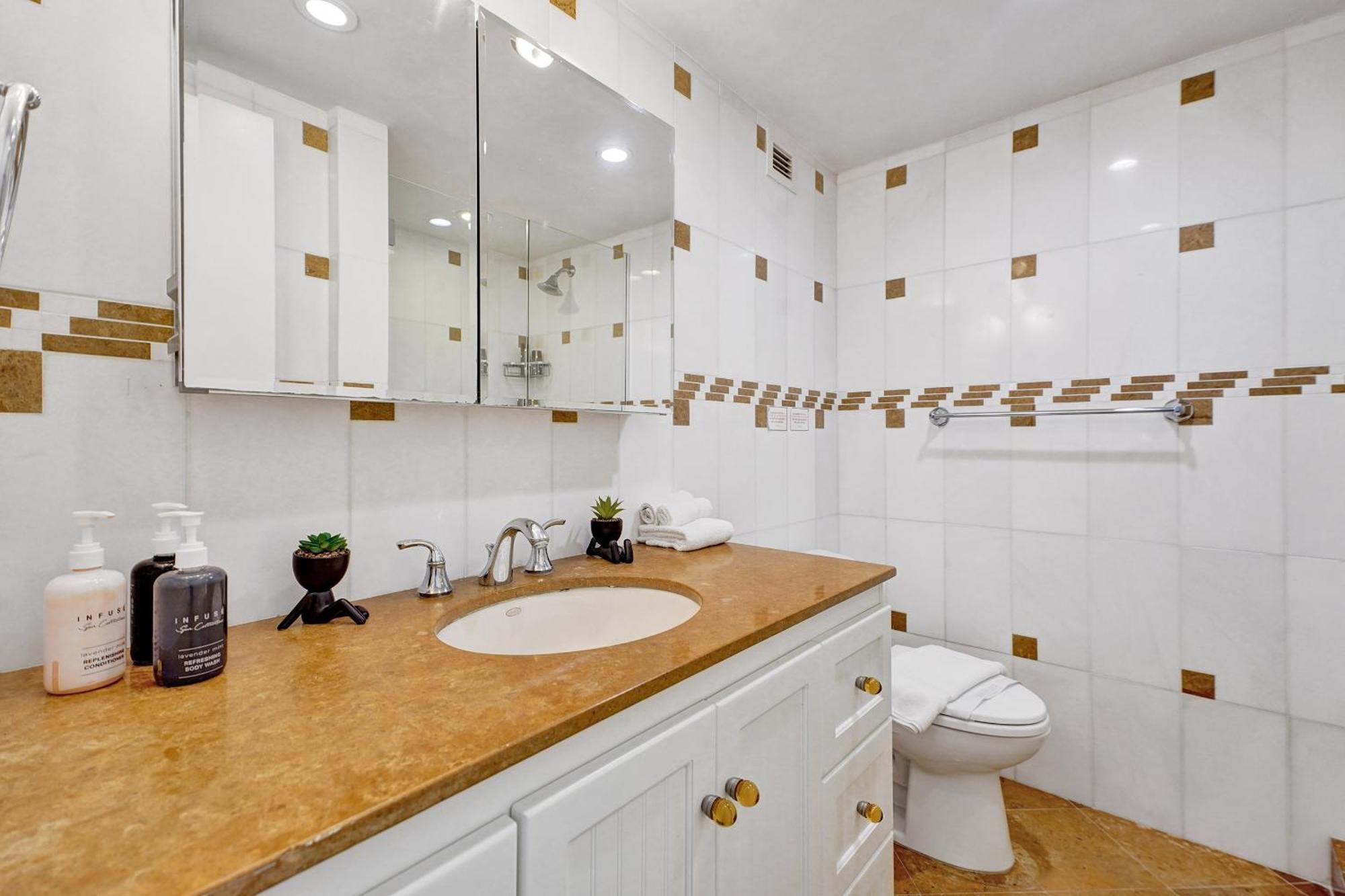 Classic Amenities Steps From The With Gym And Pool 1208 Apartment Miami Beach