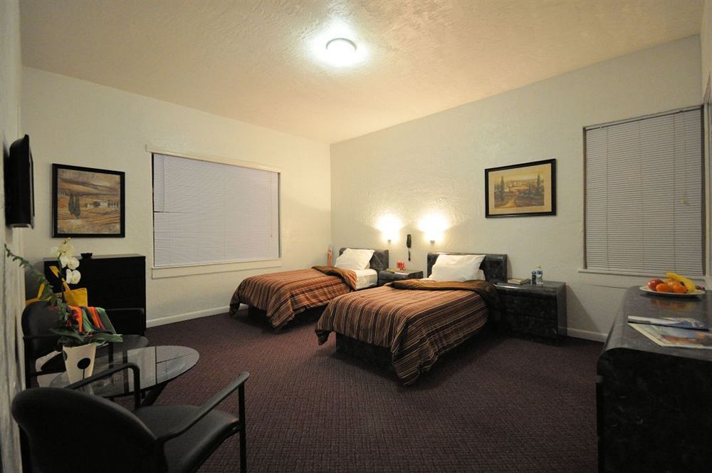 Hotel Tropics